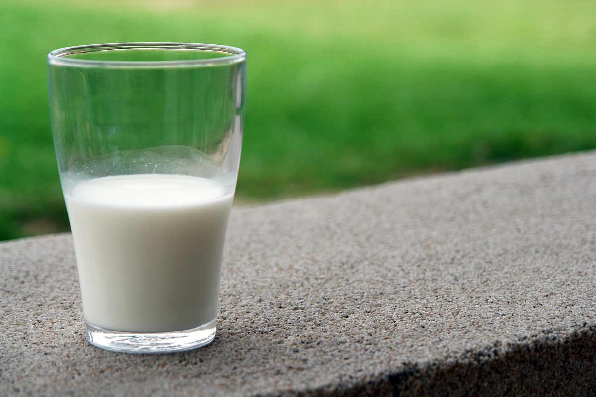 فوائد الحليب للبشرة عند شربه قبل النوم