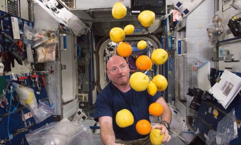 شاهد كيف يستحم و يأكل و يقضي حاجته رائد الفضاء