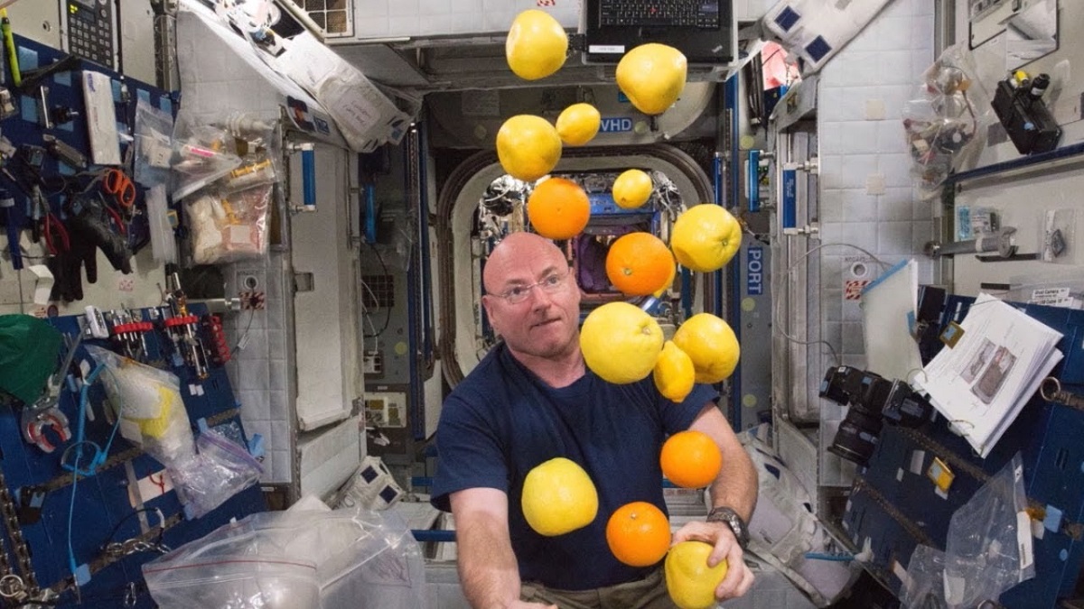 شاهد كيف يستحم و يأكل و يقضي حاجته رائد الفضاء