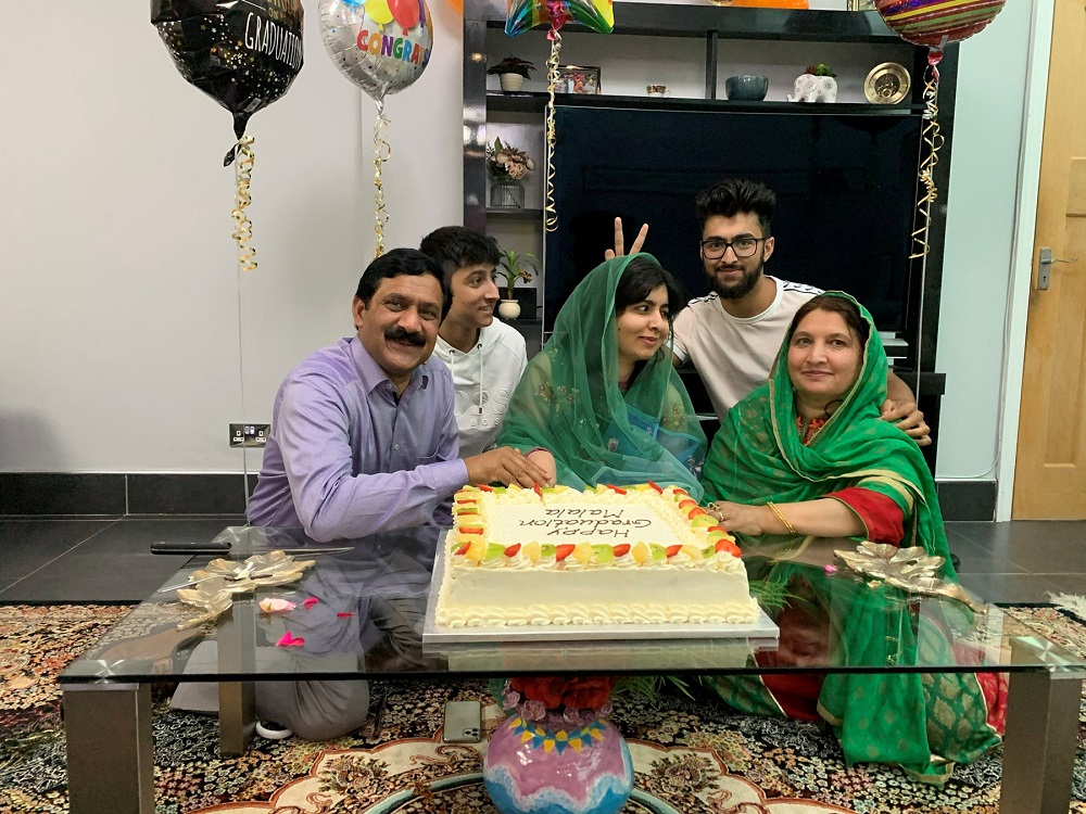 ملالا تتحتفل بالتخرج مع عائلتها
