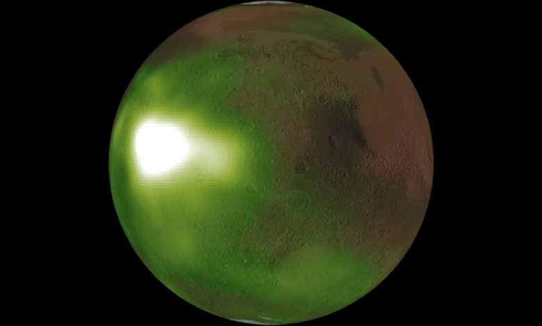 لماذا يظهر المريخ متوهجا باللون الأخضر في صور ناسا الأخيرة؟