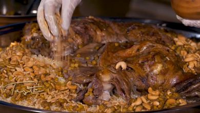 شاهد طريقة تحضير طبق القوزي المطبوخ تحت رمال صحراء دبي