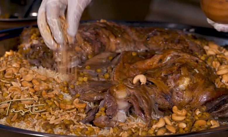 شاهد طريقة تحضير طبق القوزي المطبوخ تحت رمال صحراء دبي