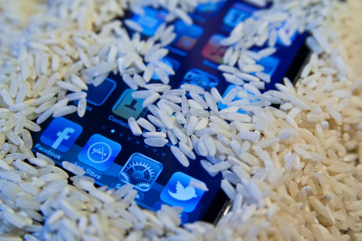لماذا لا يجب أن تضع هاتفك المبلل في الأرز الجاف؟