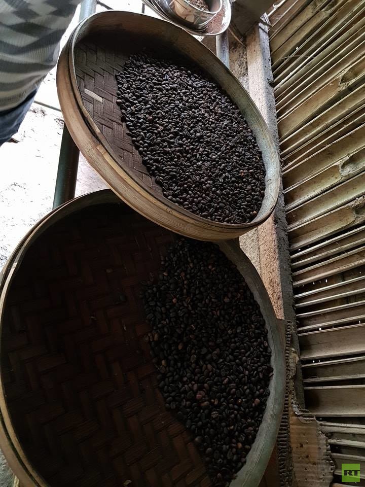 بعد تحميصها تصبح الفضلات سوداء وشبيهة جدا بشكل ورائحة القهوة العادية