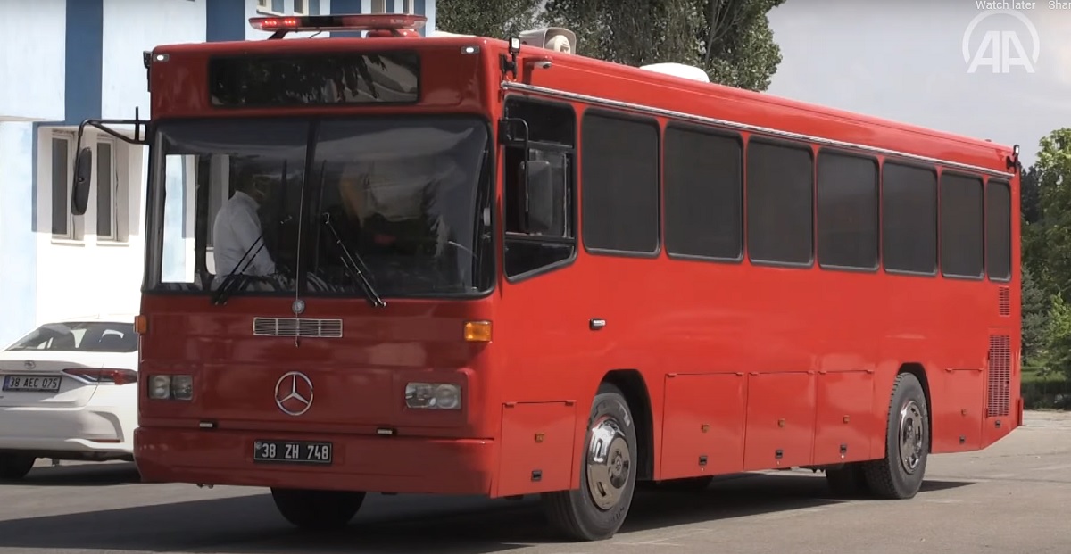 في تركيا حافلة ركاب خردة تتحول إلى فندق متنقل