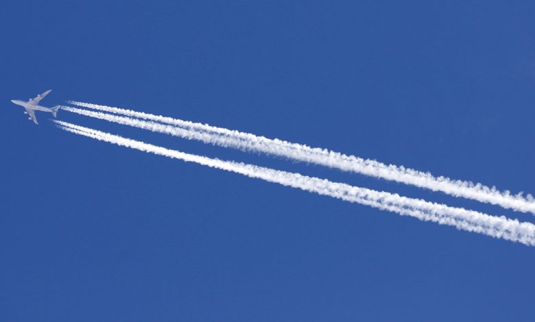 ماهو التفسير العلمي لظهور الخطوط البيضاء في السماء خلف الطائرات؟