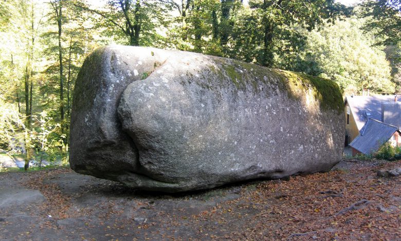 في فرنسا صخرة عجيبة وزنها 137 طنا ويمكن تحريكها بسهولة!