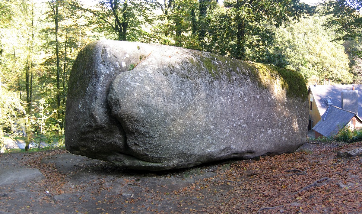 في فرنسا صخرة عجيبة وزنها 137 طنا ويمكن تحريكها بسهولة!